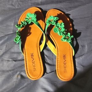REDUCED!! PRETTY!!   Flip Flop Sandles!!  In Perfect Condition!!  Size 9